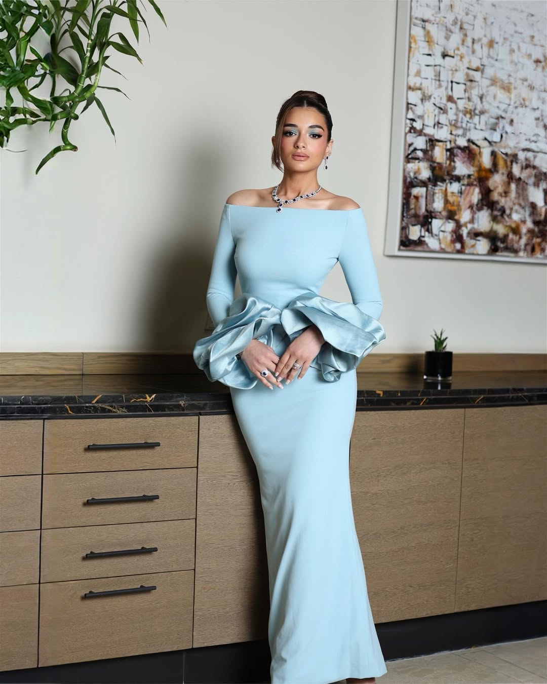 ملك أحمد زاهر بفستان ناعم باللون الأزرق الباستيل