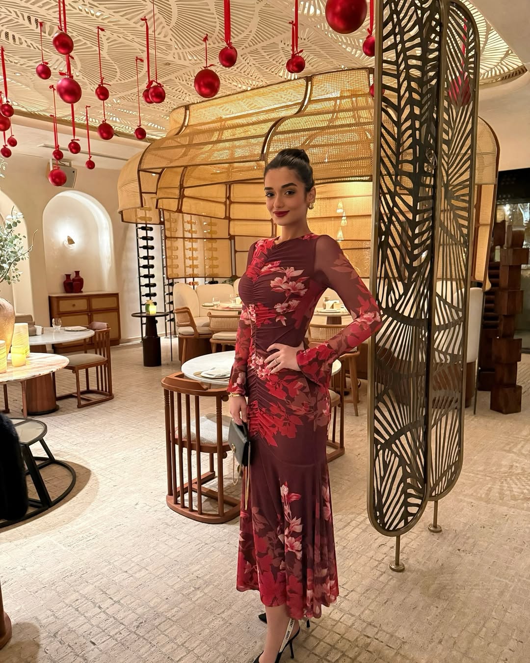 ملك أحمد زاهر فستان سهرة طويل باللون البرغندي،