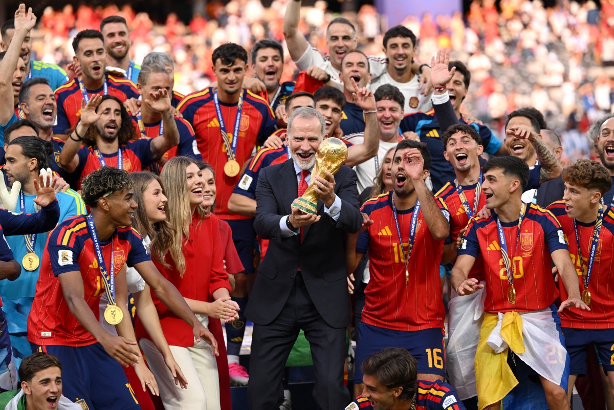 ملك إسبانيا يحتفل بفوز منتخب بلاده