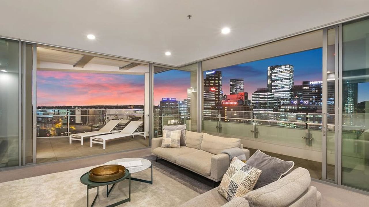 ملك خمس شقق أخرى في نفس المبنى