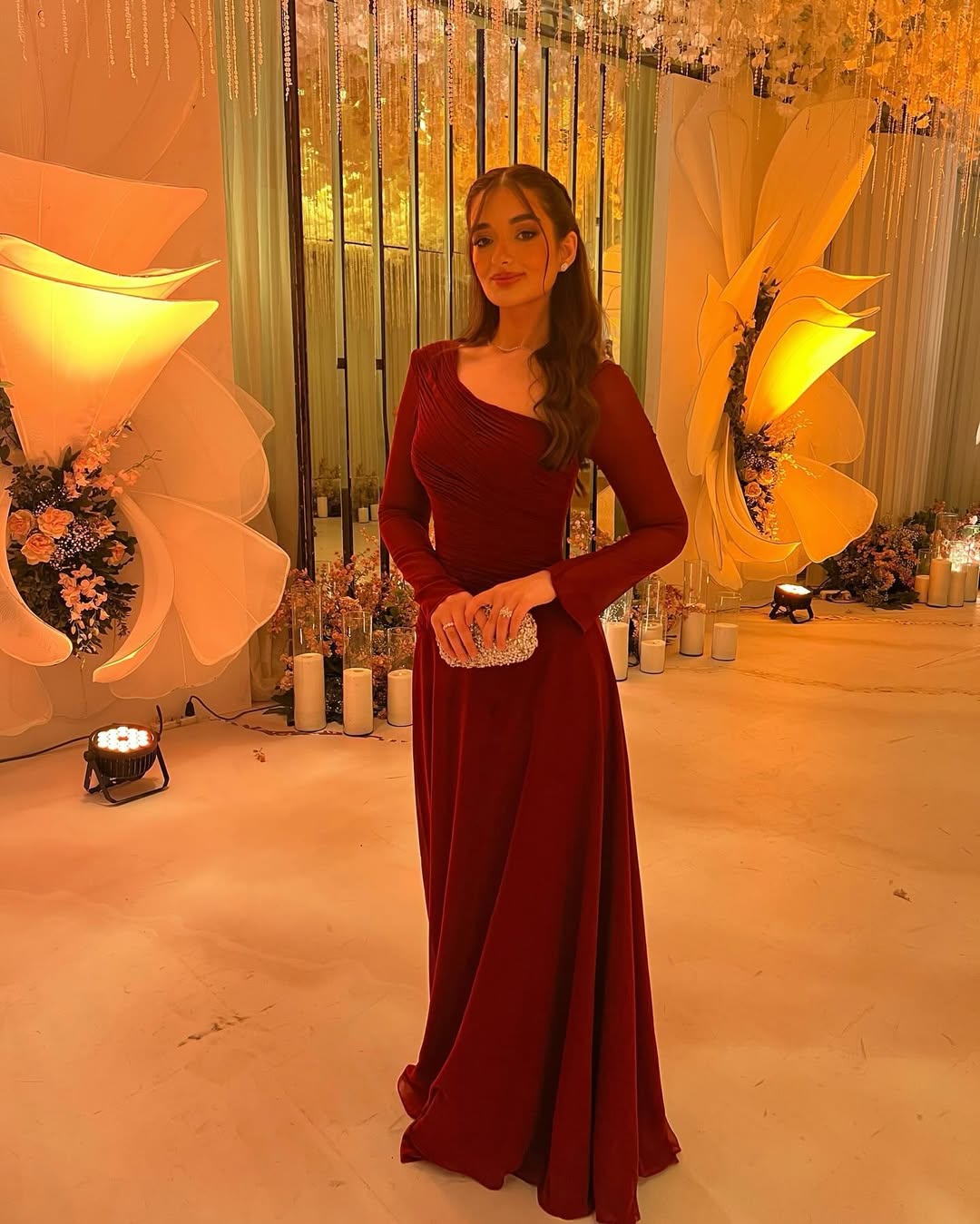 ملك فستان سهرة باللون البرغندي، حمل توقيع Manar Magdi