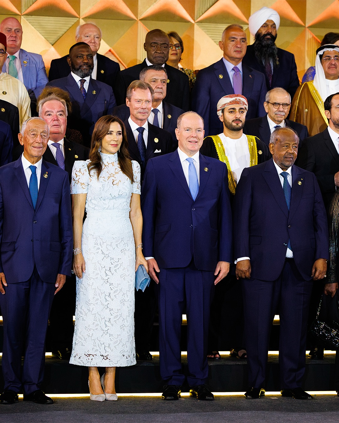 ملكة الدانمارك ماري بثوب رقيق من الدانتيل الأبيض المطرز بالورود