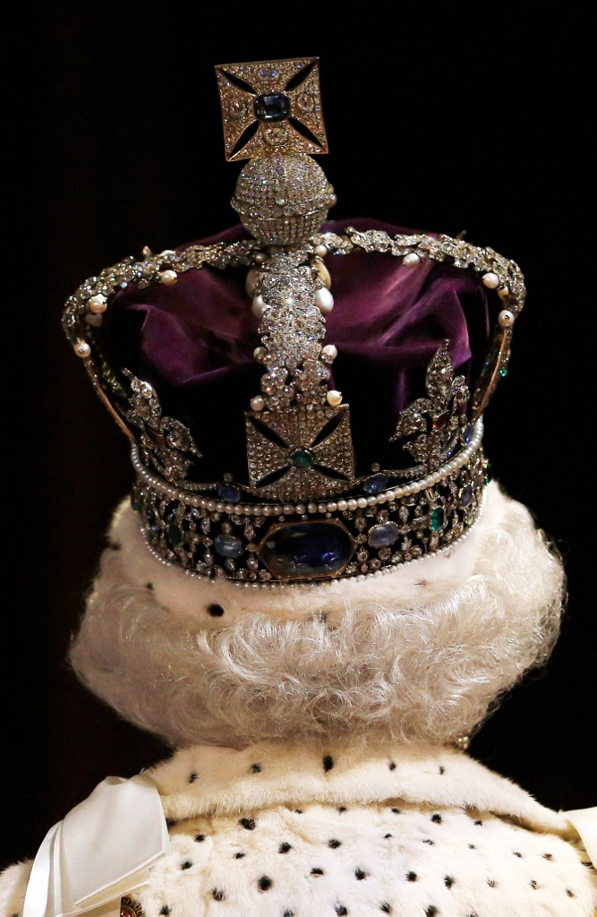ملكة بريطانيا ترتدي التاج الإمبراطوري The Imperial State Crown أثقل تيجان المجوهرات الملكية