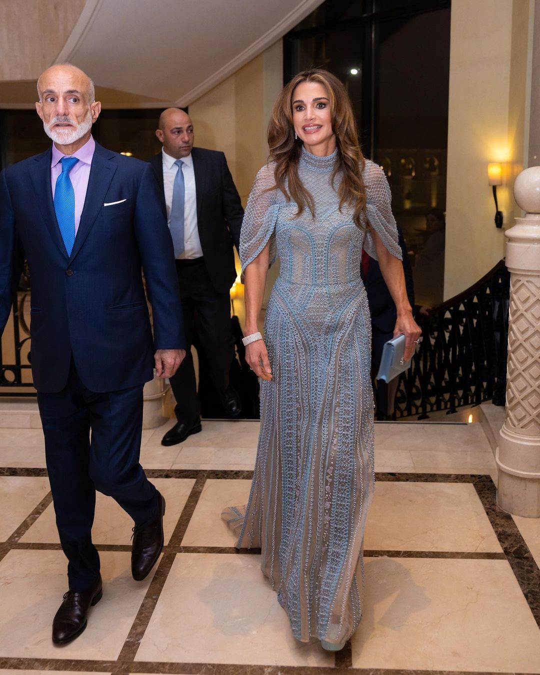الملكة رانيا بفستان باللون الأزرق السماوي بتصميم ايلي صعب خلال الحفل الخيري الذي أقامته مؤسسة الحسين للسرطان عام 2023
