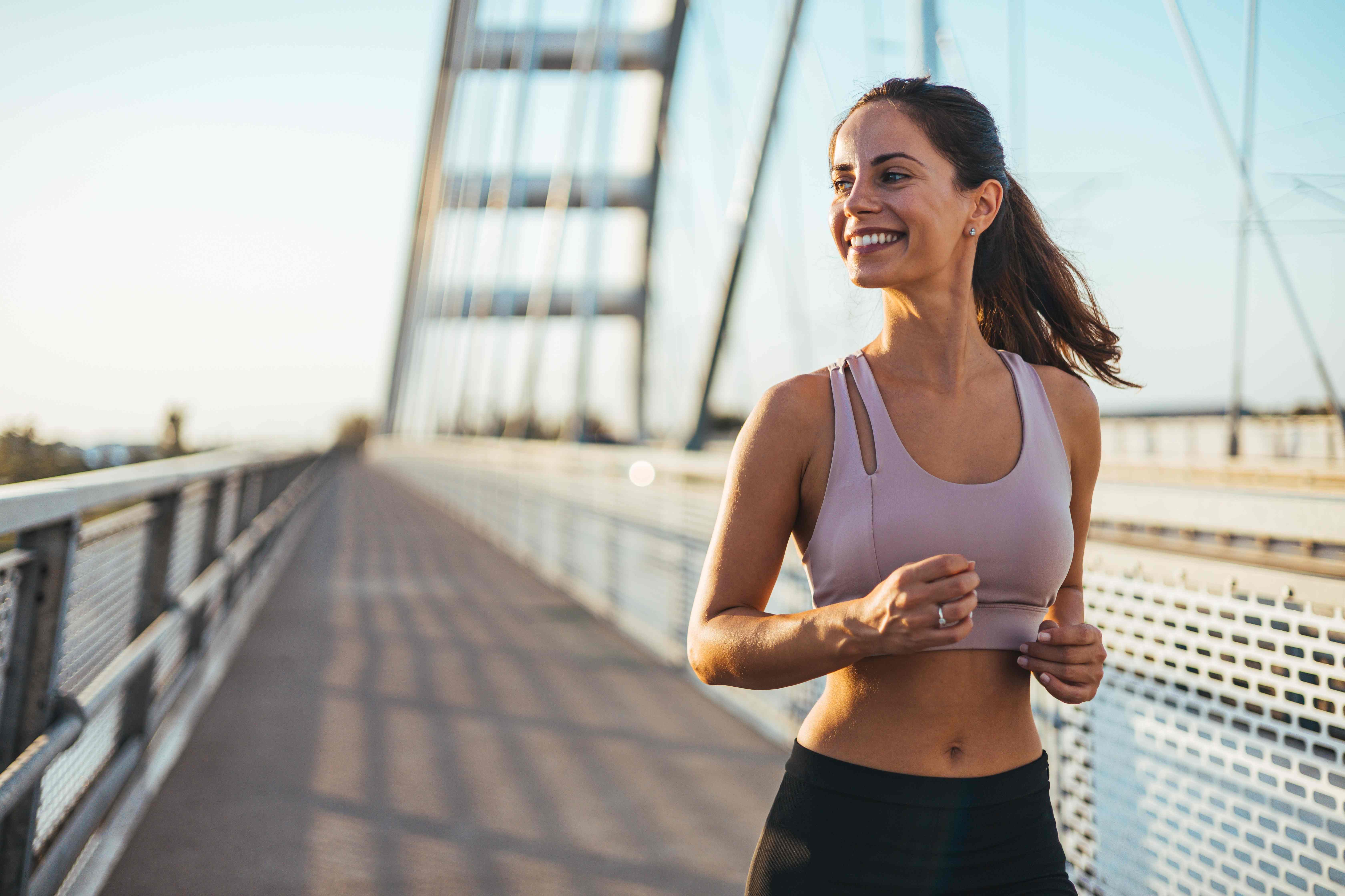 ممارسة الرياضة بانتظام عادة صحية تقي من عسر الهضم والانتفاخ