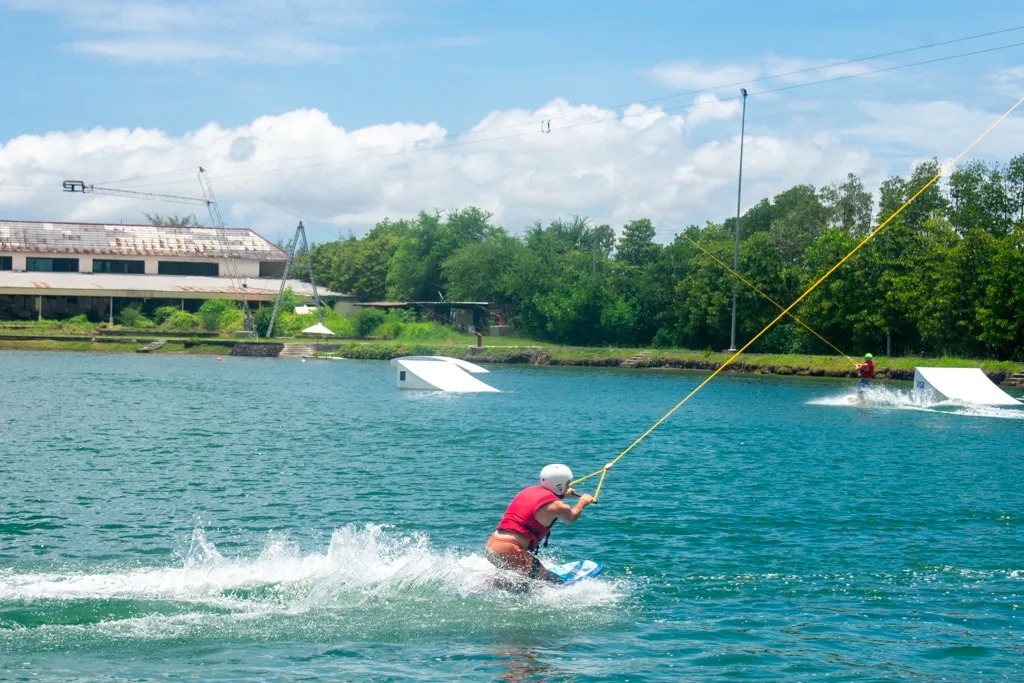 ممارسة رياضة التزلج على الماء (Wakeboard) في بالي ويك بارك