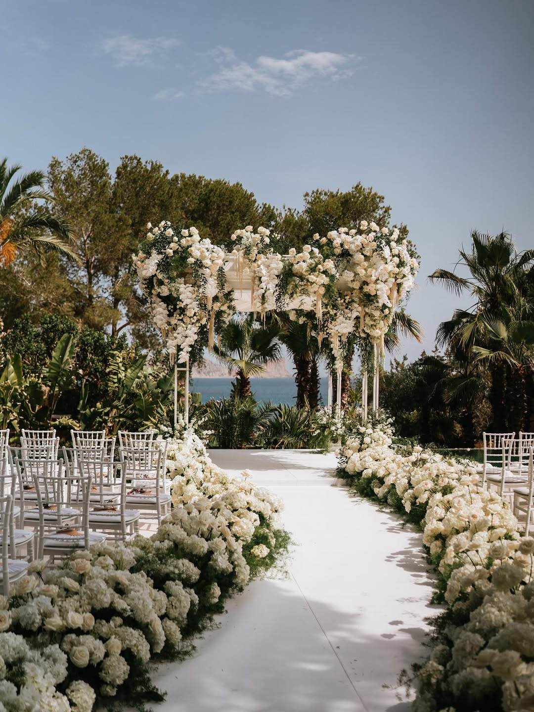 ممر العروس مع جسر - تنسيق الزهور لـ Roni Florals Official