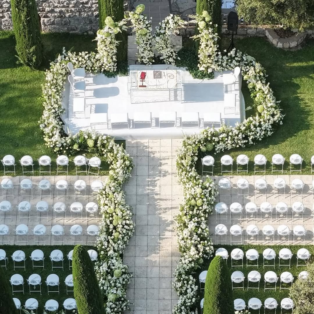 ممر العروسين بالأبيض والأخضر- تنسيق الزهور لـ Rose Dew