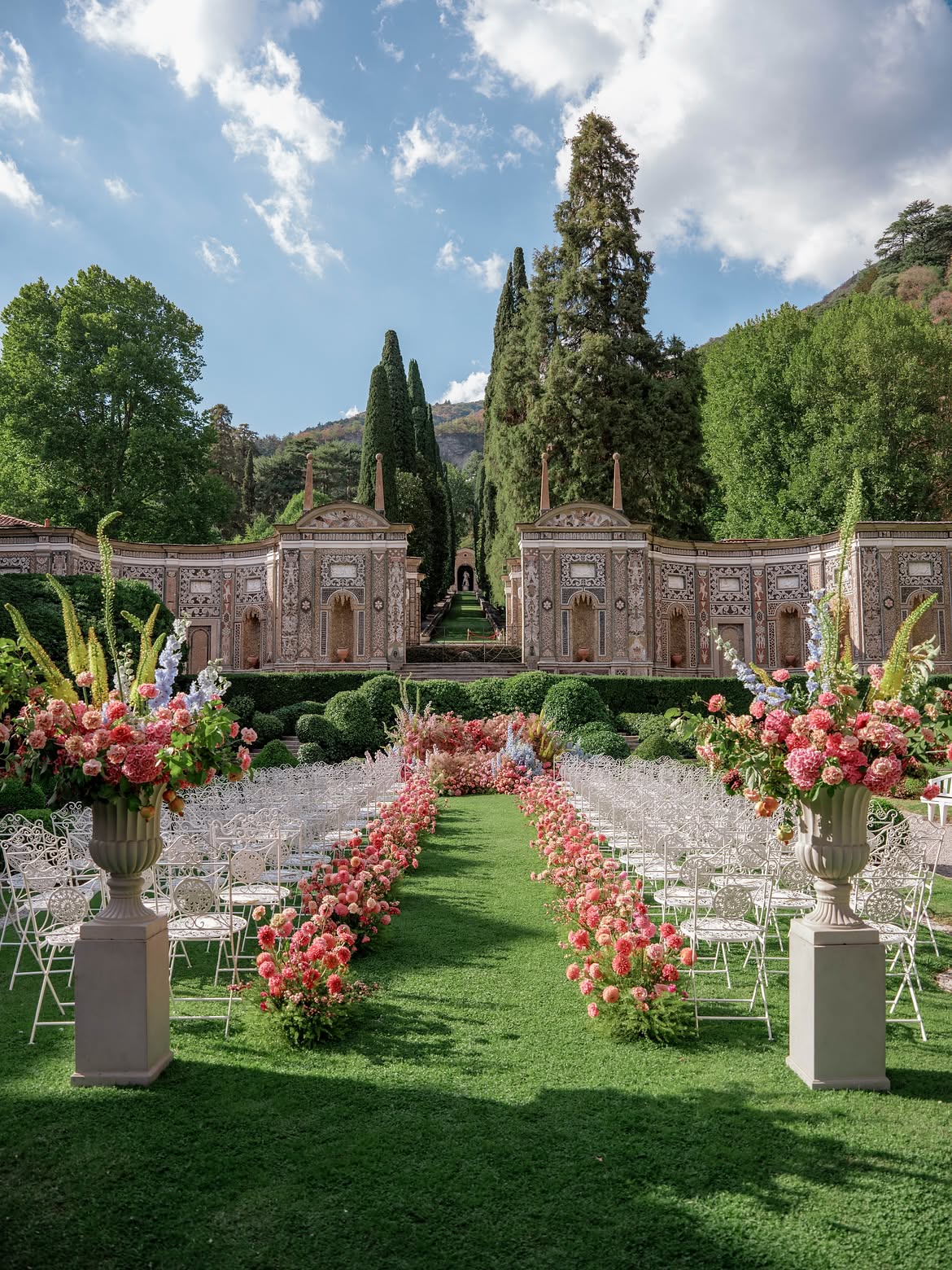 ممر ساحر بالوردي – الصورة من The Lake Como Wedding Planner