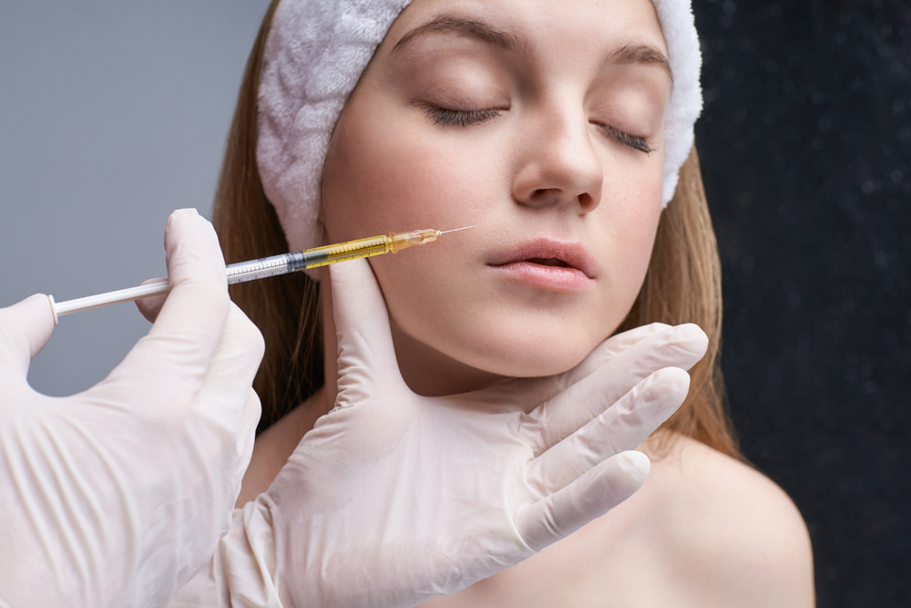 من أبرز ثورات 2026 في عالم تجديد البشرة هو دمج المايكرونيدلينغ مع الإكسوسومات