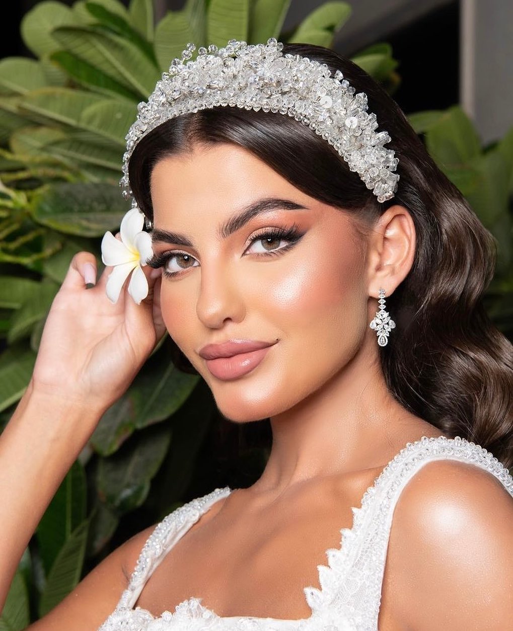 من إطلالات العرايس بتسريحة من خبيره الشعر السعودية سارة طلال