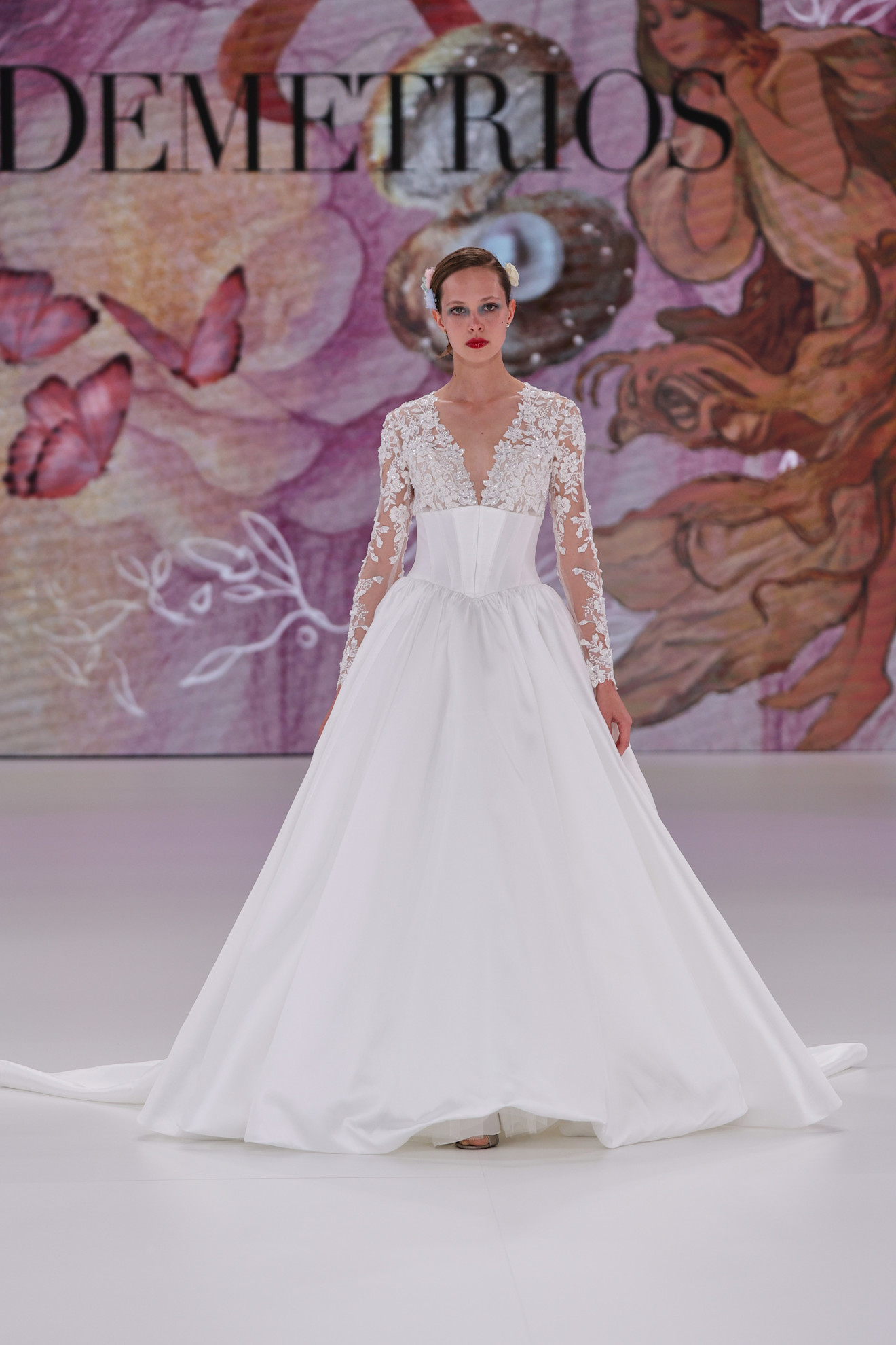 من إطلالات زفاف Demetrios