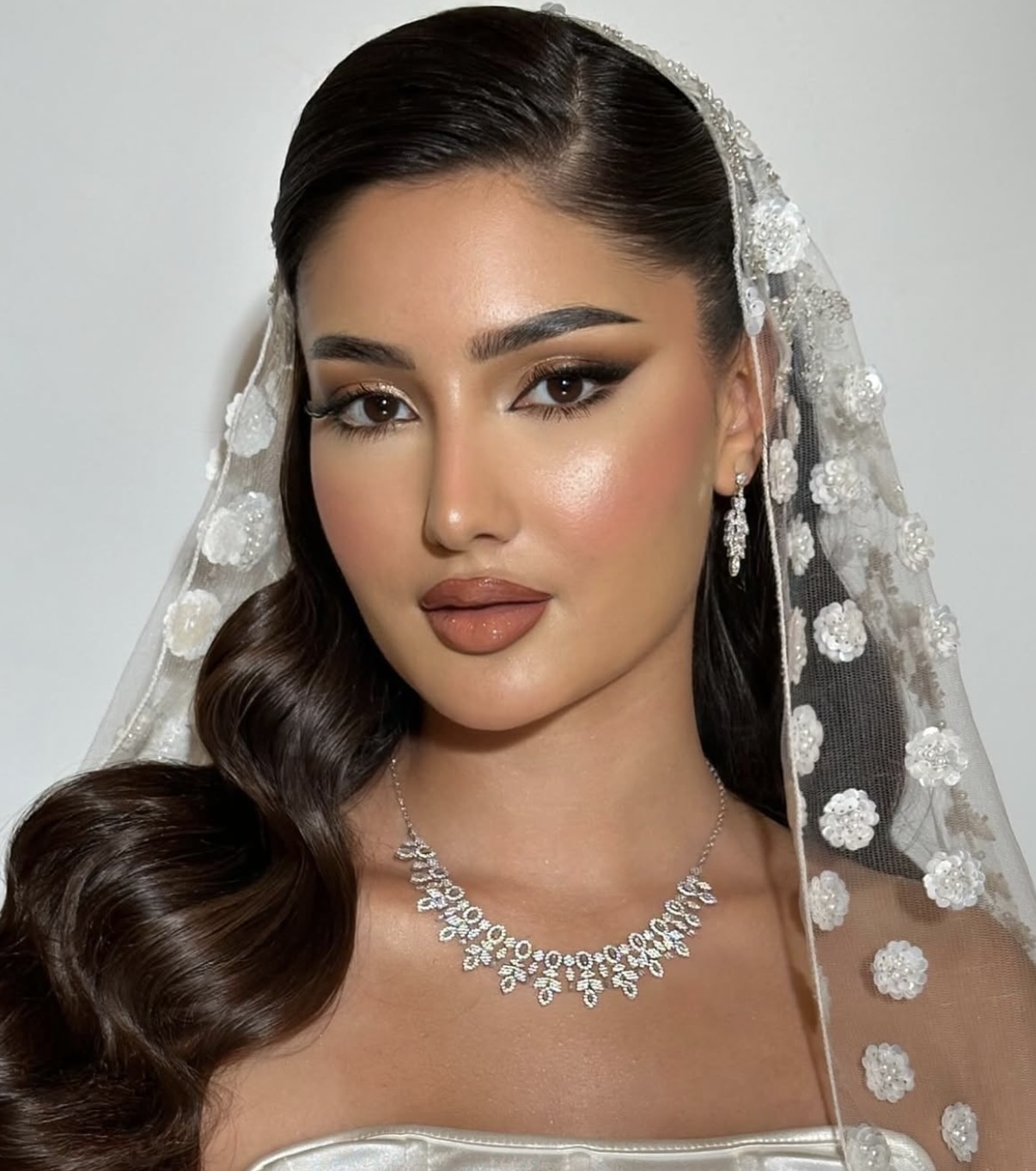 من اطلالات العرايس من الميك أب أرتست مها الشلوي