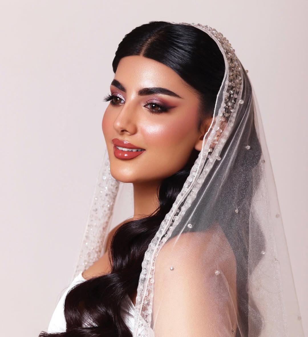 من اطلالات العرايس من الميك اب ارتست مها الشلوي