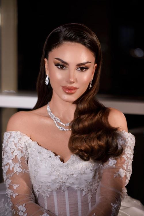 من اطلالات خبيرة التجميل المتخصصة في مكياج العرايس جلاء الأزهري