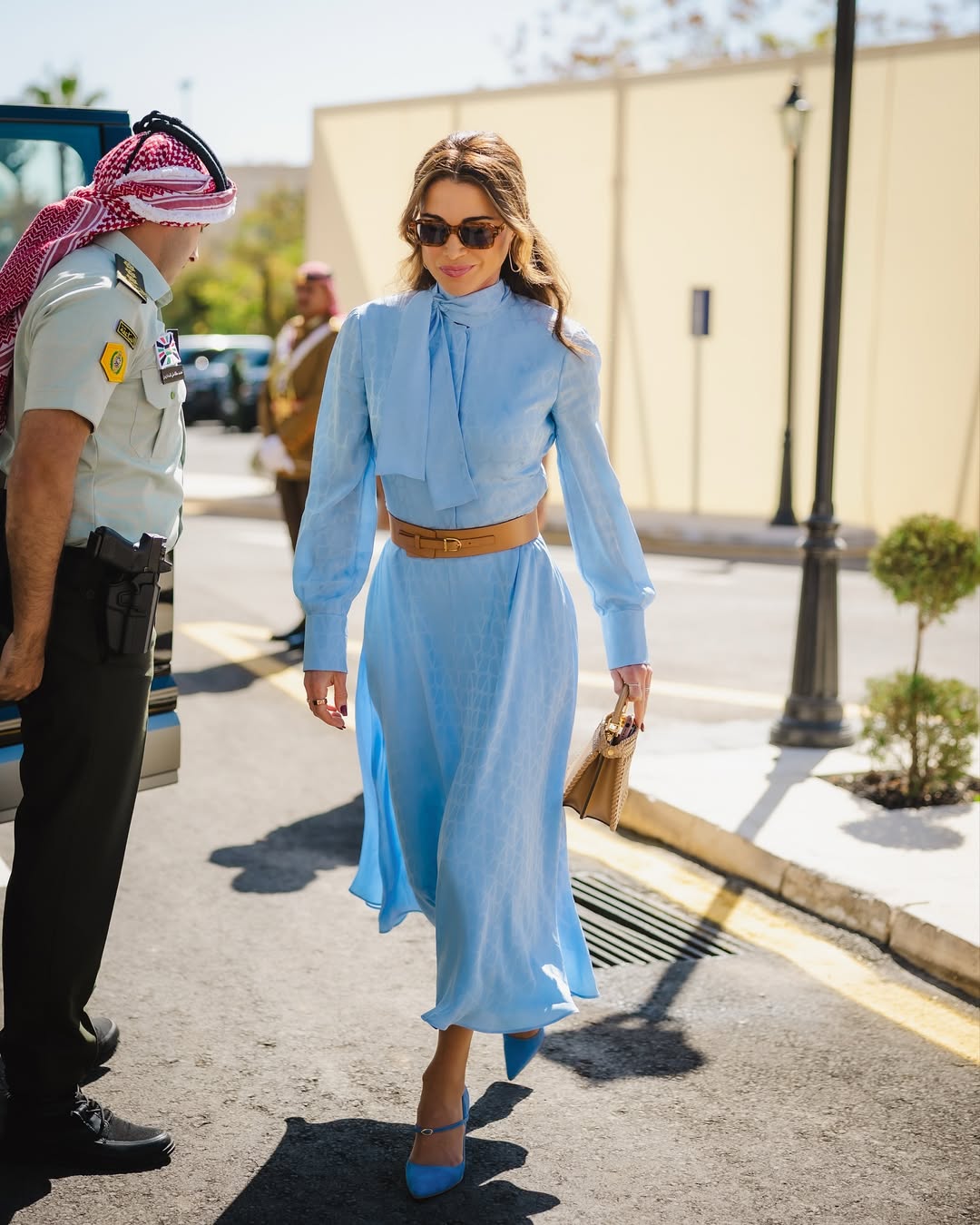 ث ارتدت فستاناً من الحرير من دار Valentino بطبعة Toile Iconographe، مما أضفى على حضورها هالة من الرقيّ الهادئ. ونسّقت الملكة مع الفستان حقيبةً Peekaboo باللون البيج من Fendi