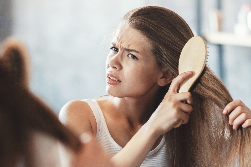 من الأفضل البدء بفك التشابك بلطف باستخدام مشط واسع الأسنان بعد سهرة رأس السنة