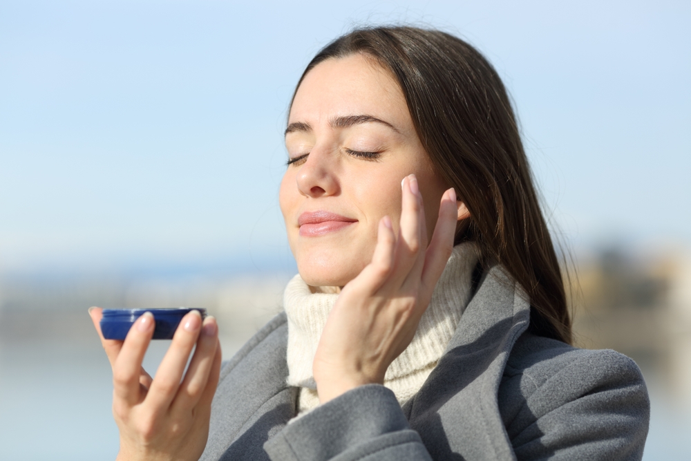 من الأفضل الترطيب العميق للبشرة لتجنب جفاف الجلد الناتج عن الطقس البارد بعد الإجراءات