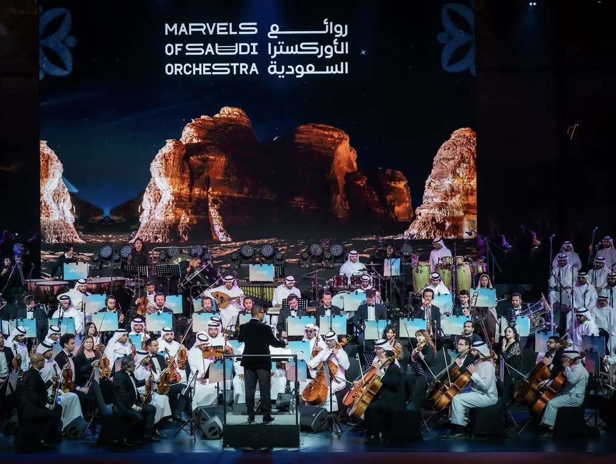 من الإيقاع الشعبي إلى اللحن الأوركسترالي… مشهد يحتفي بتنوّع الثقافة السعودية.