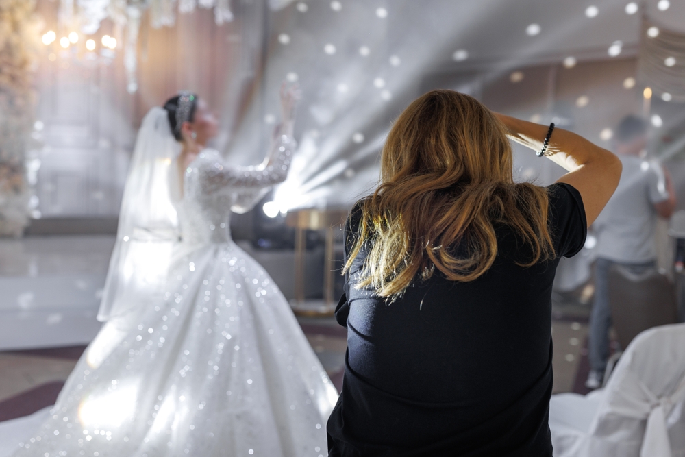 من الضروري عدم التدخل بعمر المصوّر في يوم الزفاف