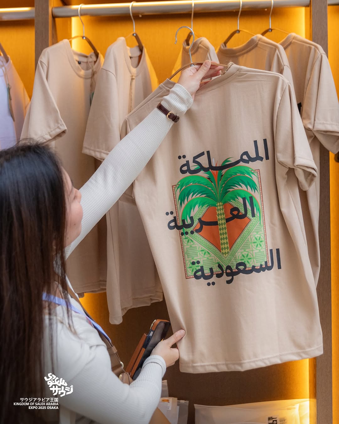 من المنتجات والازياء في جناح المملكة