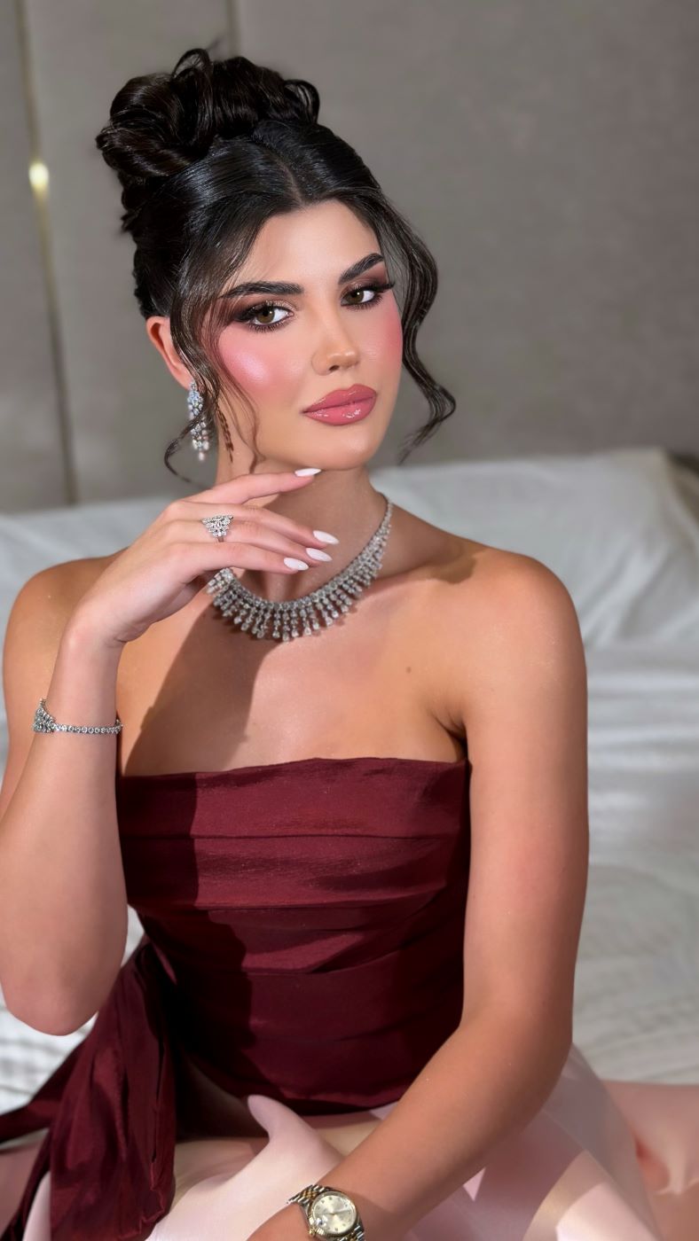 من تسريحات خبيرة الشعر السعودية سارة طلال