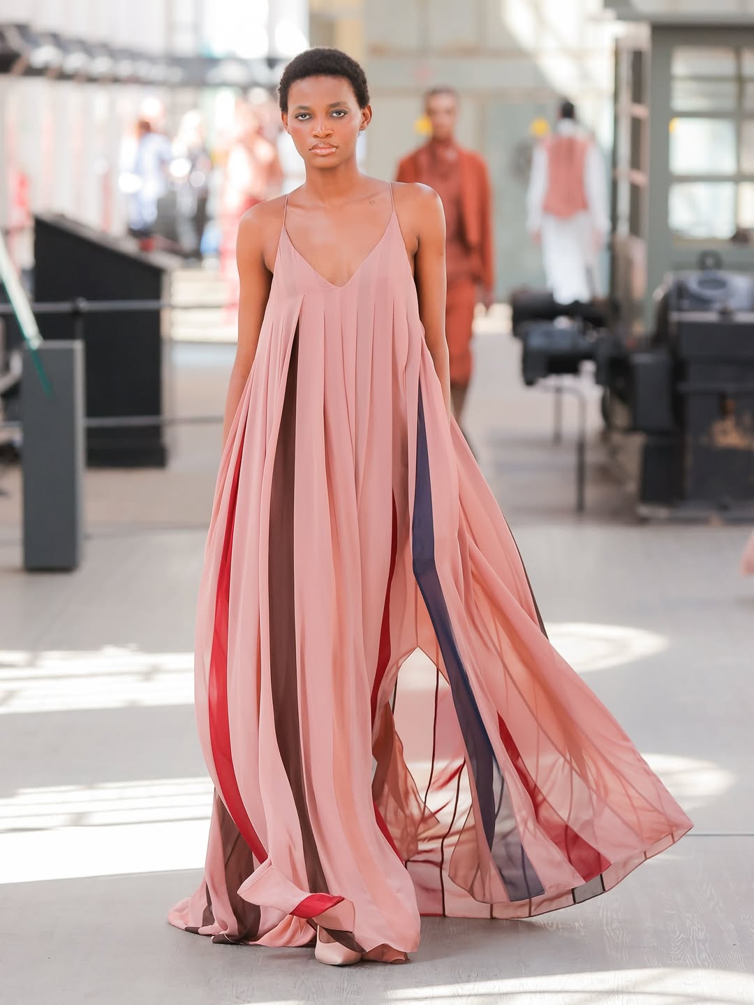 من تصاميم المصممة دانة أبو أحمد على منصة Portugal Fashion