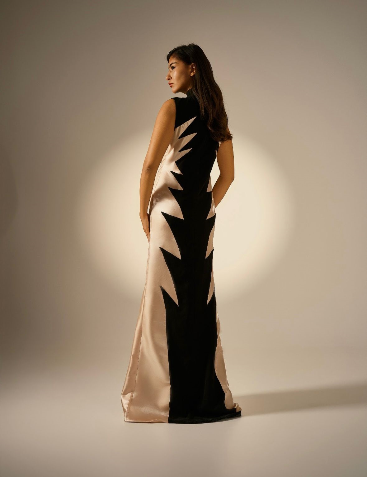 من تصاميم مشروع المصممة الواعدة ذكرى الزير كبداية علامتها Aurelle