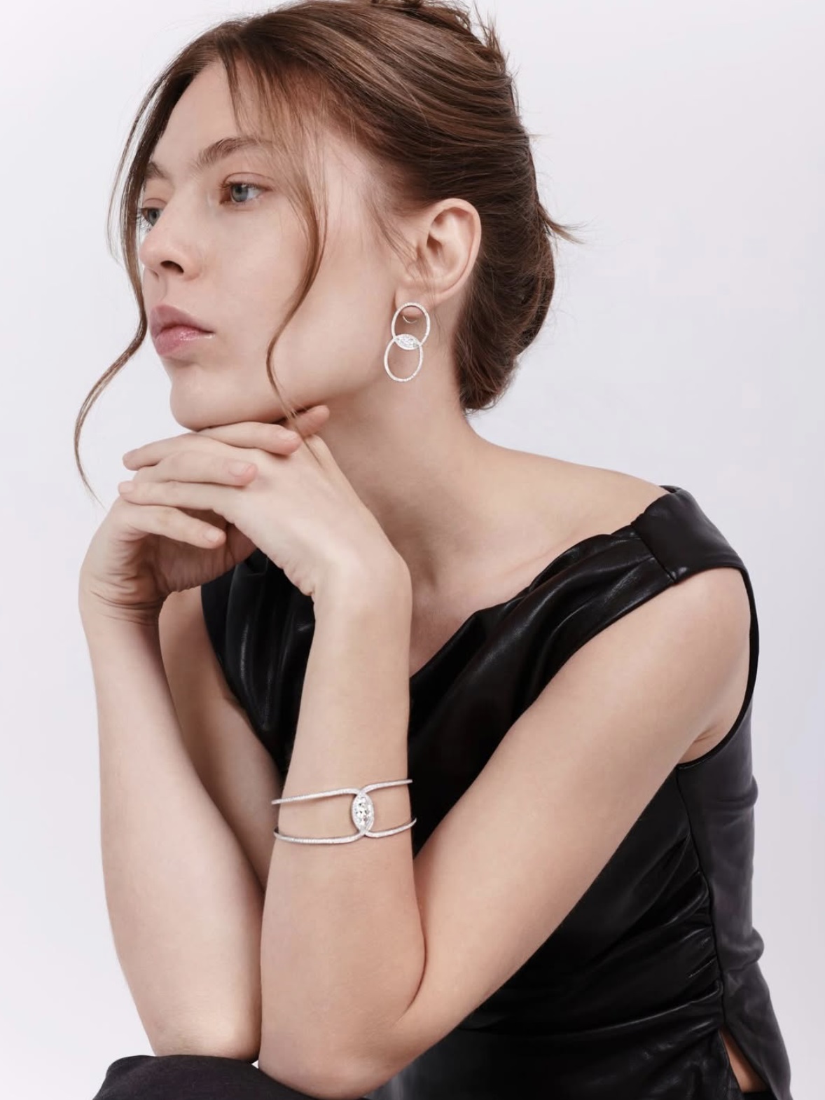 من تصاميم Ato Jewels_ سوار من الذهب الأبيض مرصّع بالألماس بحجر مركزي بقصّة الماركيز، مع أقراط متدلية متناسقة مرصّعة بالألماس