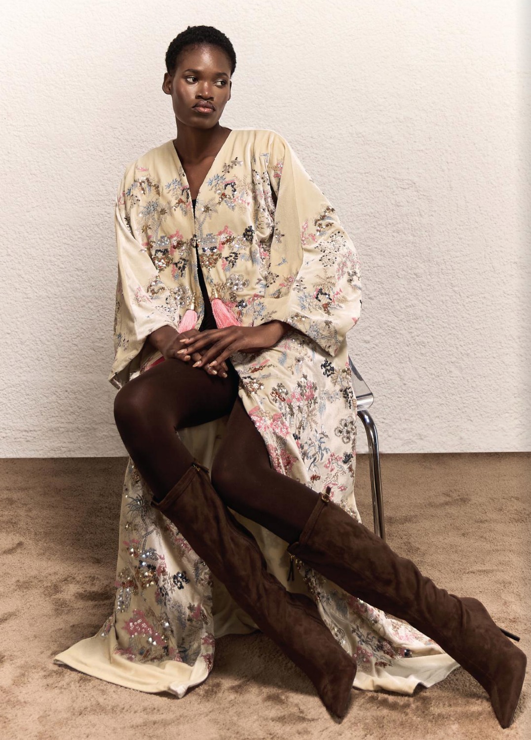 من تصاميم KHATعباءة مخمل مطرزة بالكامل 