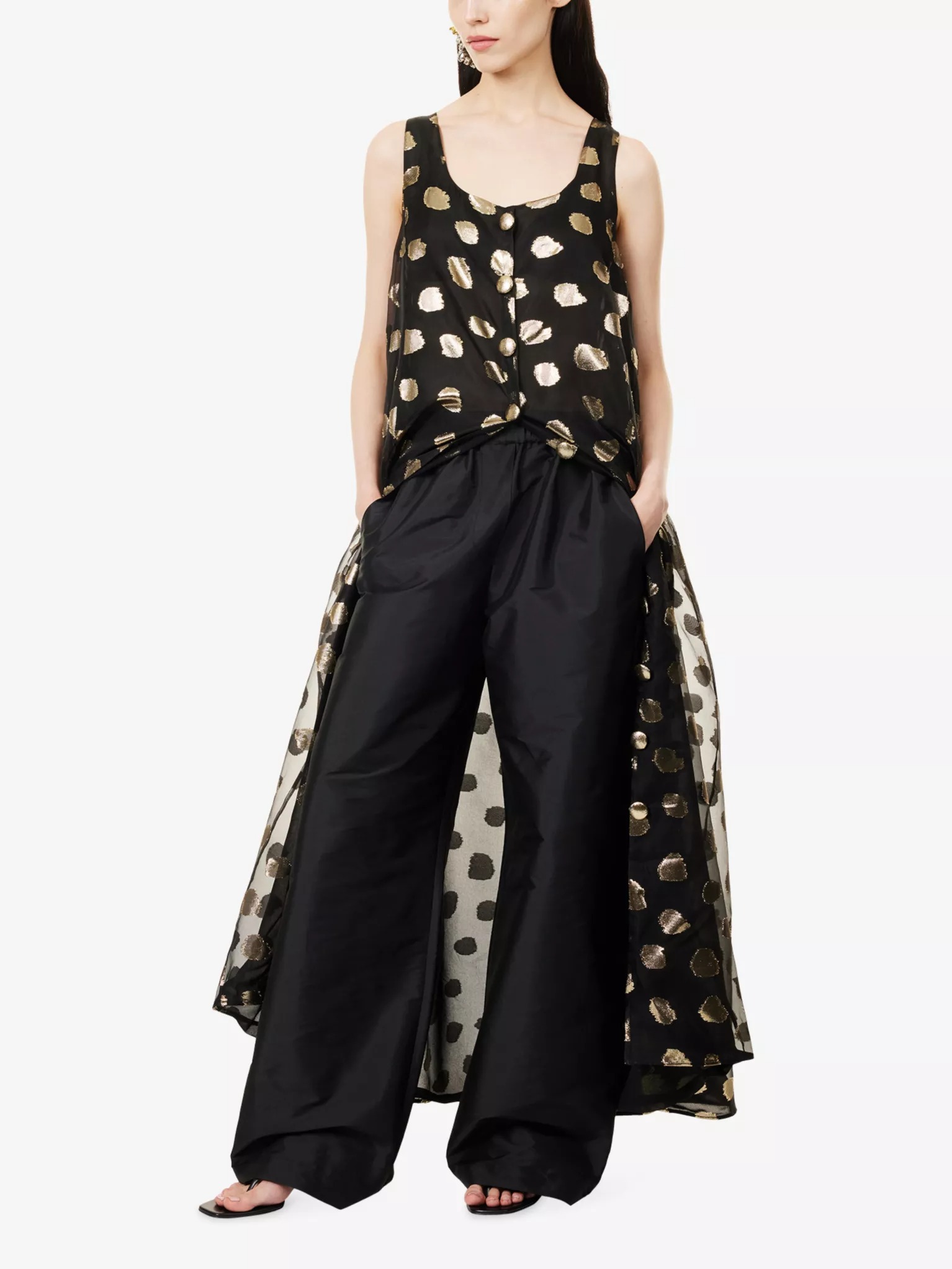 من تصاميم Reem Alkanhal المعروضة ضمن مبادرة Saudi_ Sky’s The Limit في Selfridges لندن (2)