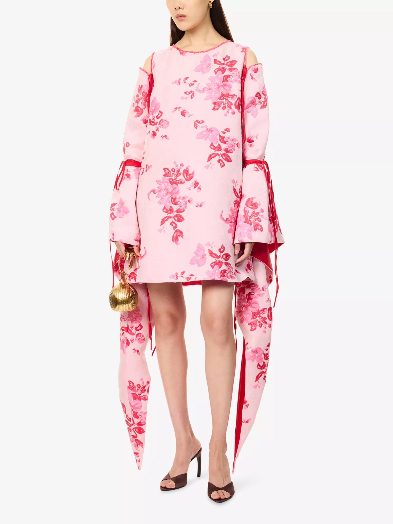 من تصاميم Reem Alkanhal المعروضة ضمن مبادرة Saudi_ Sky’s The Limit في Selfridges لندن