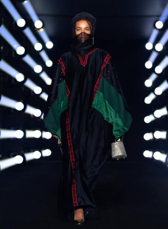 من تصميم العلامة قرمز