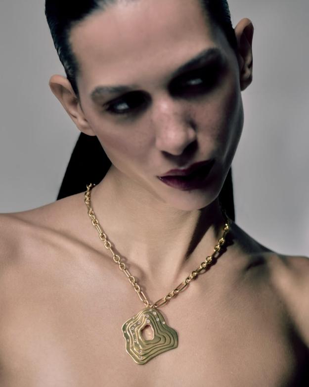 من تصميم العلامة APOA