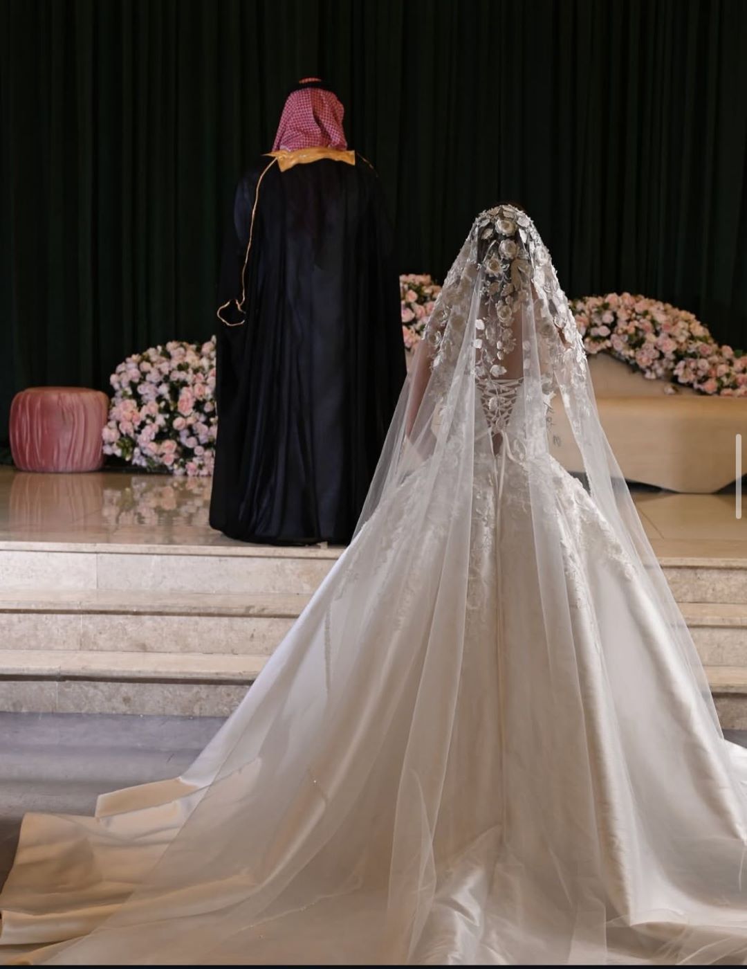 من تصوير الأعراس بكاميرا المصورة اسماء الاسودي