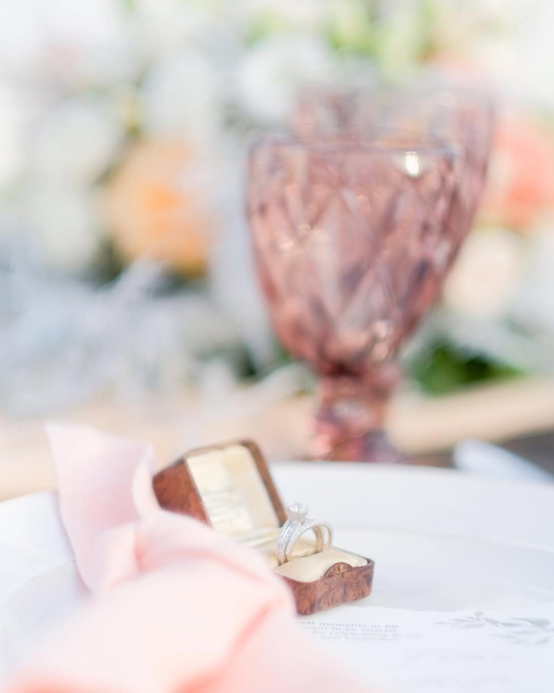 من تصوير الاعراس بكاميرا المصورة أفراح البلوي