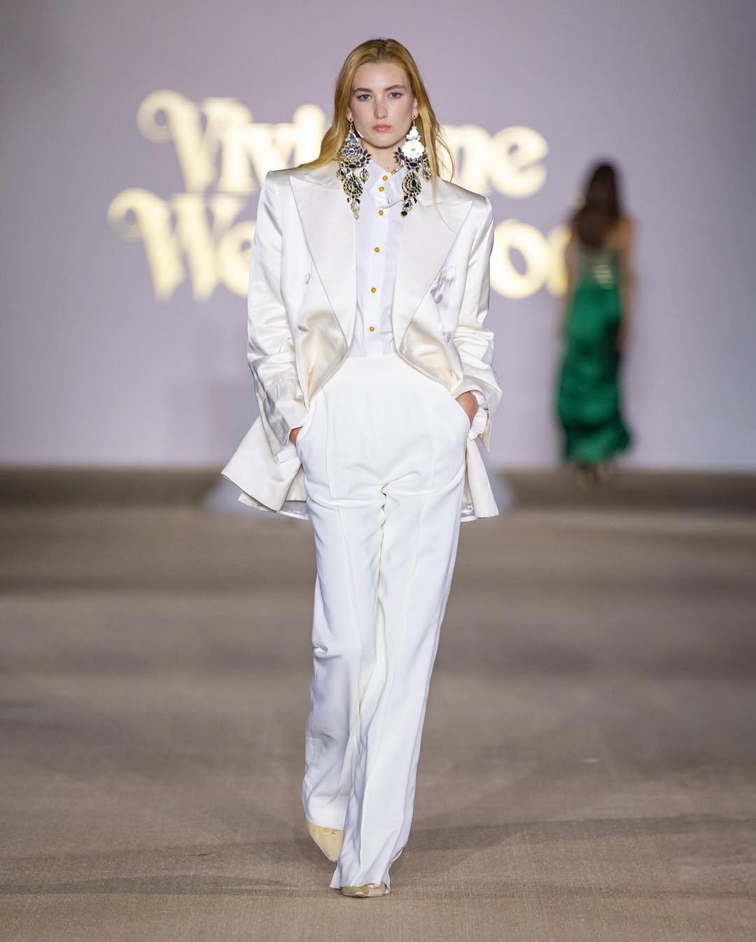 من تعاون دار فيفيان ويستوود وفنون التراث في أسبوع الأزياء في الرياض