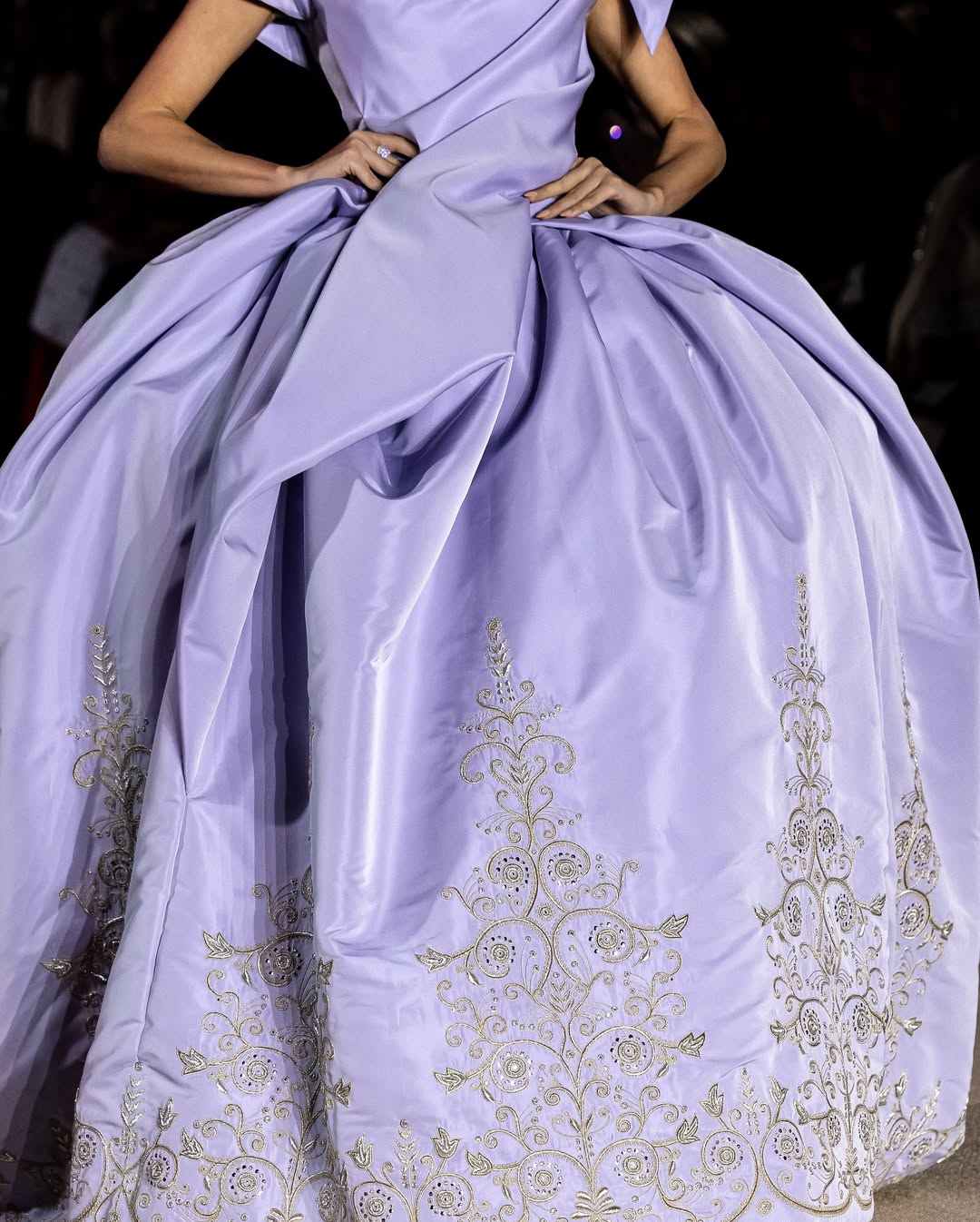 من تعاون دار فيفيان ويستوود وفنون التراث في أسبوع الأزياء في الرياض