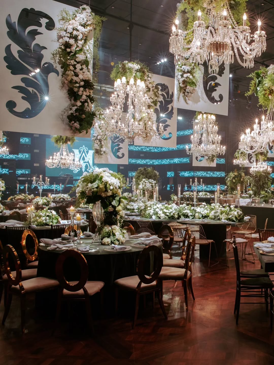 من تنسيق babileiteeventos زفاف خيالي مزين بالثريات