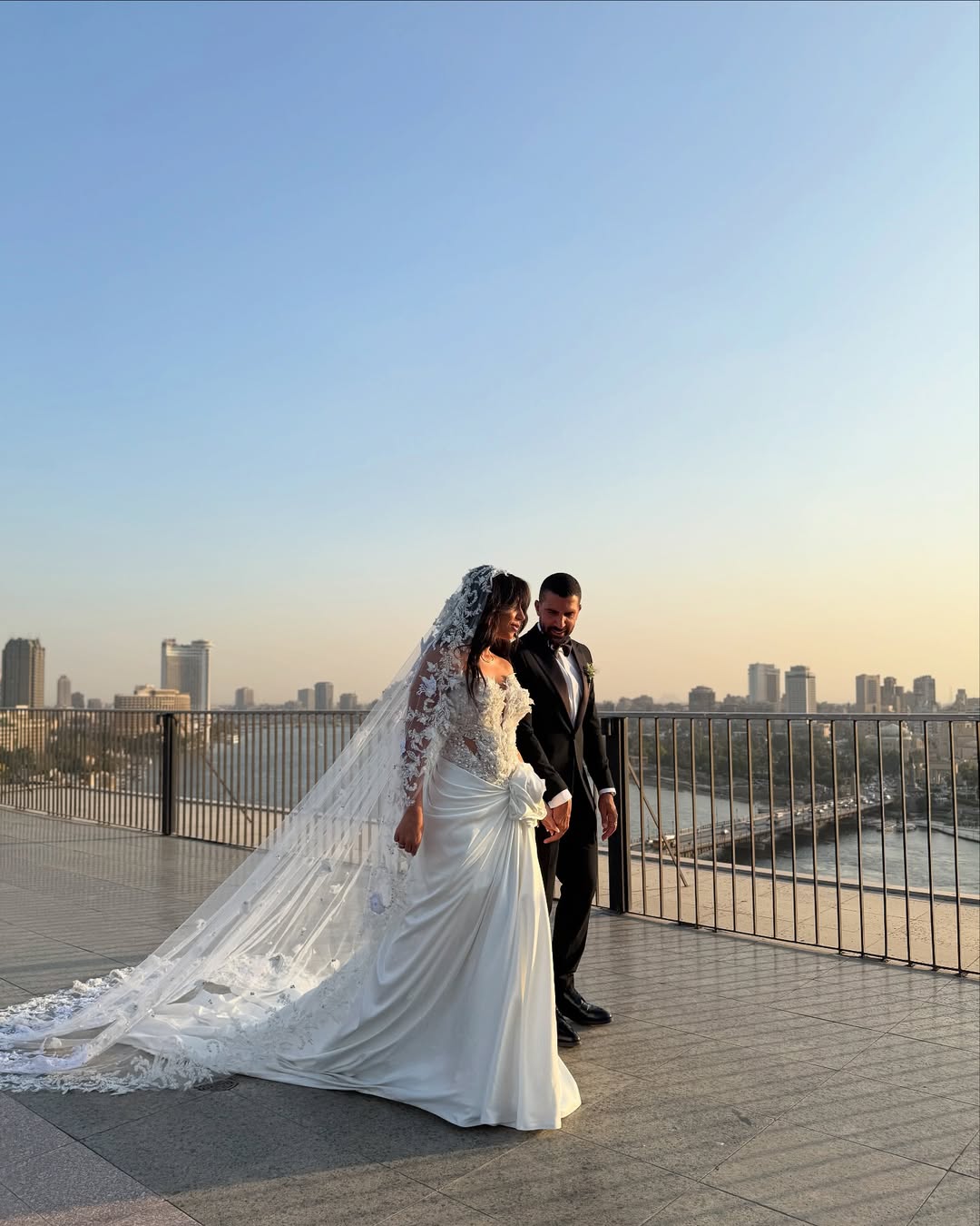 من جلسة التصوير التي خضعت لها قبل حفل الزفاف