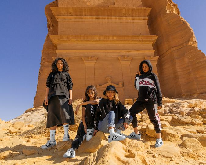 من حملة _Change is a Team Sport_ التي أطلقتها أديداس في العُلا احتفاءً بمرور 50 عامًا على حذاء _سوبرستار_ الأيقوني