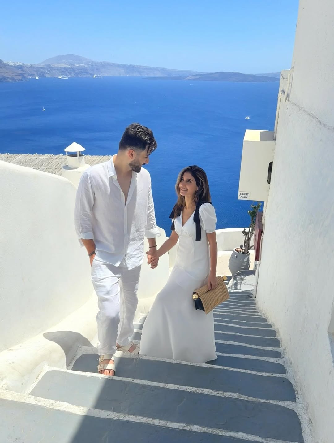 من رحلة شيرين بيوتي وزوجها اسامة إلى سنتوريني في اليونان