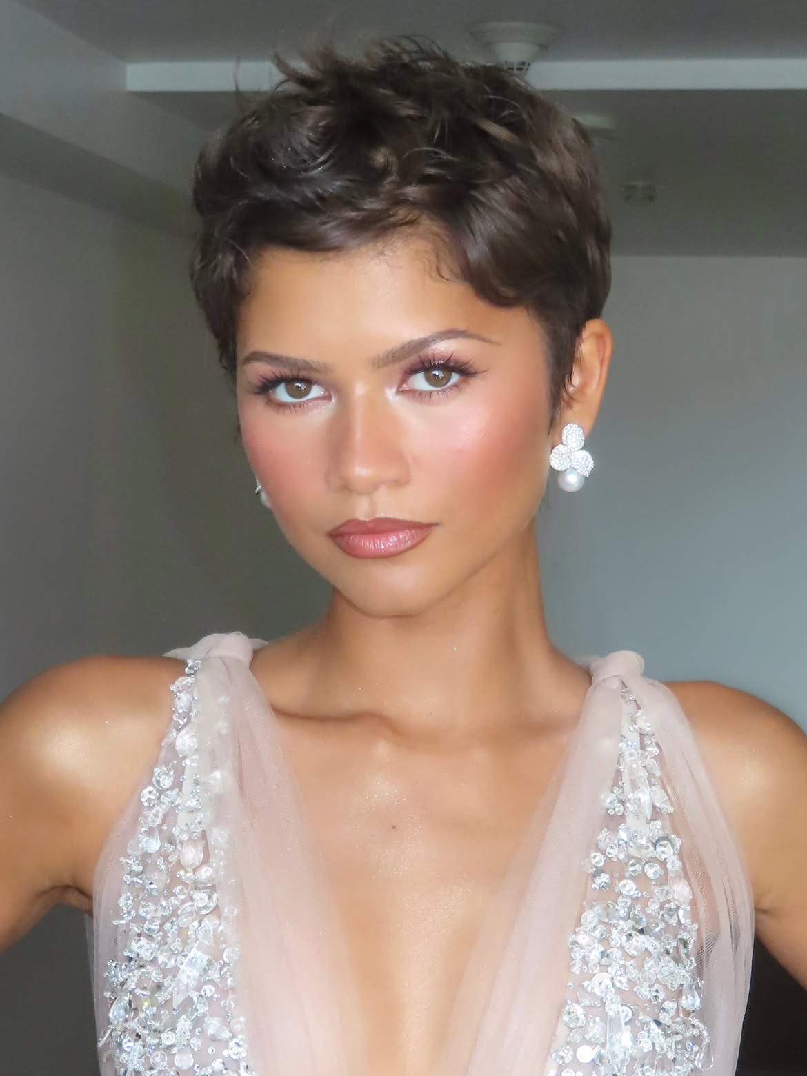 اطلالة Zendaya بالمكياج الزهري البراق