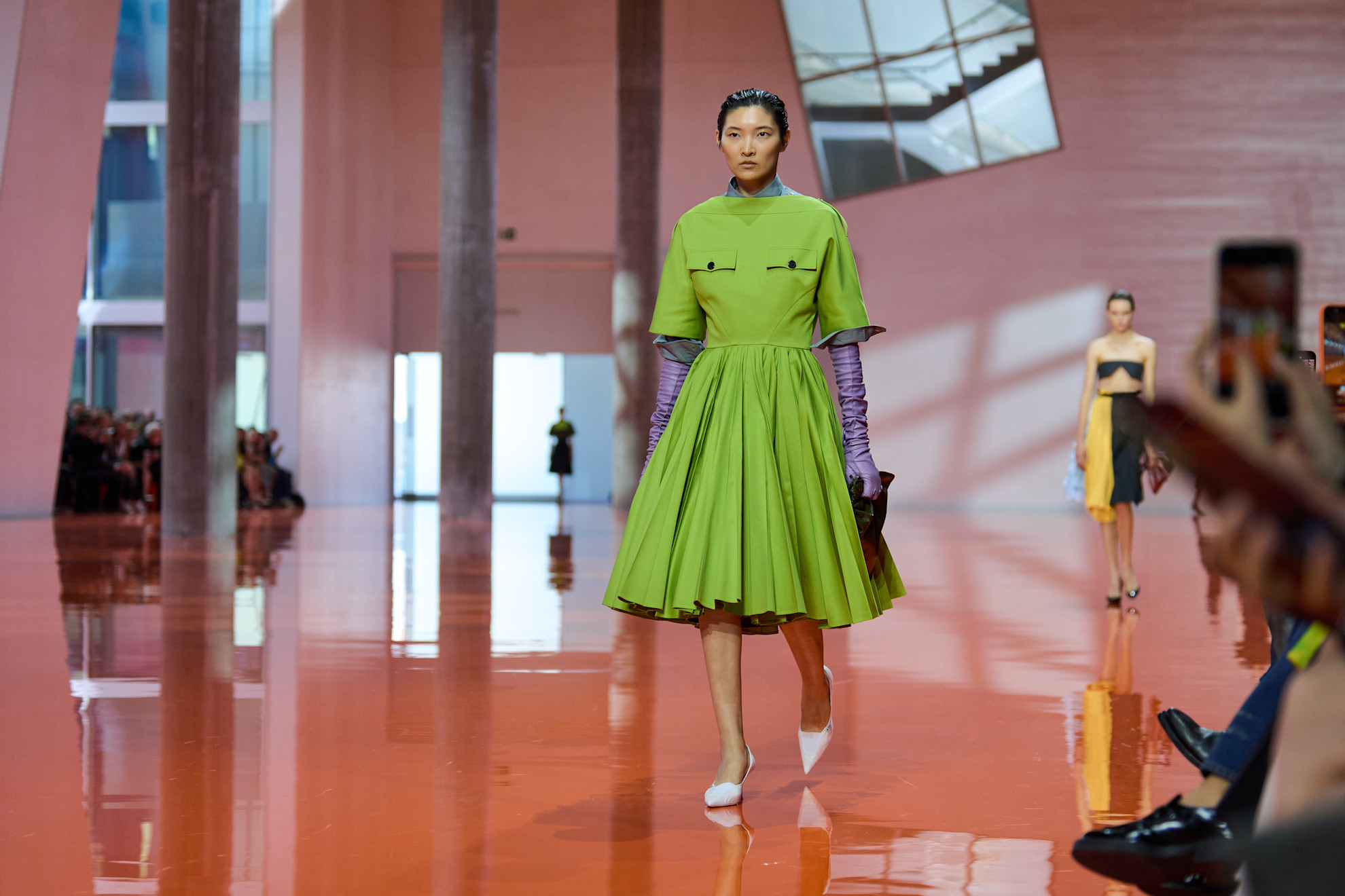 من عرض برادا لموسم ربيع وصيف 2026