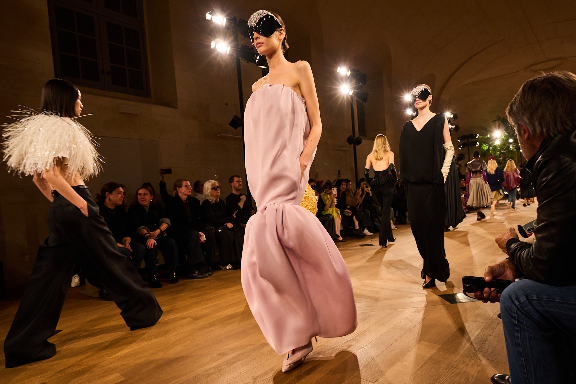 من عرض دار بالنسياغا لموسم ربيع 2026