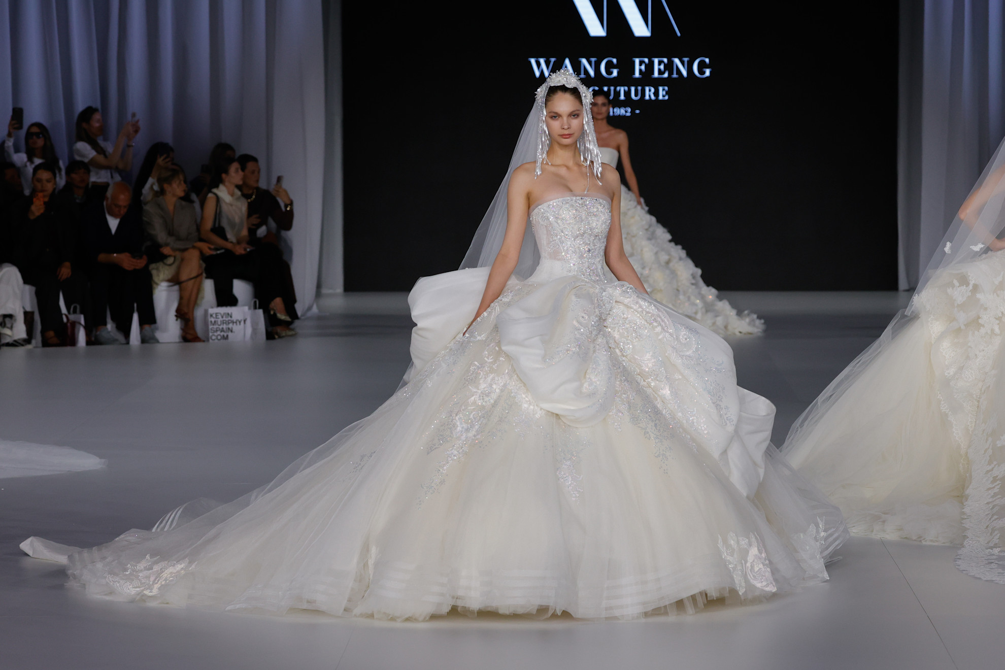 من عروض  Wang Feng  خلال أسبوع برشلونة العرائسي