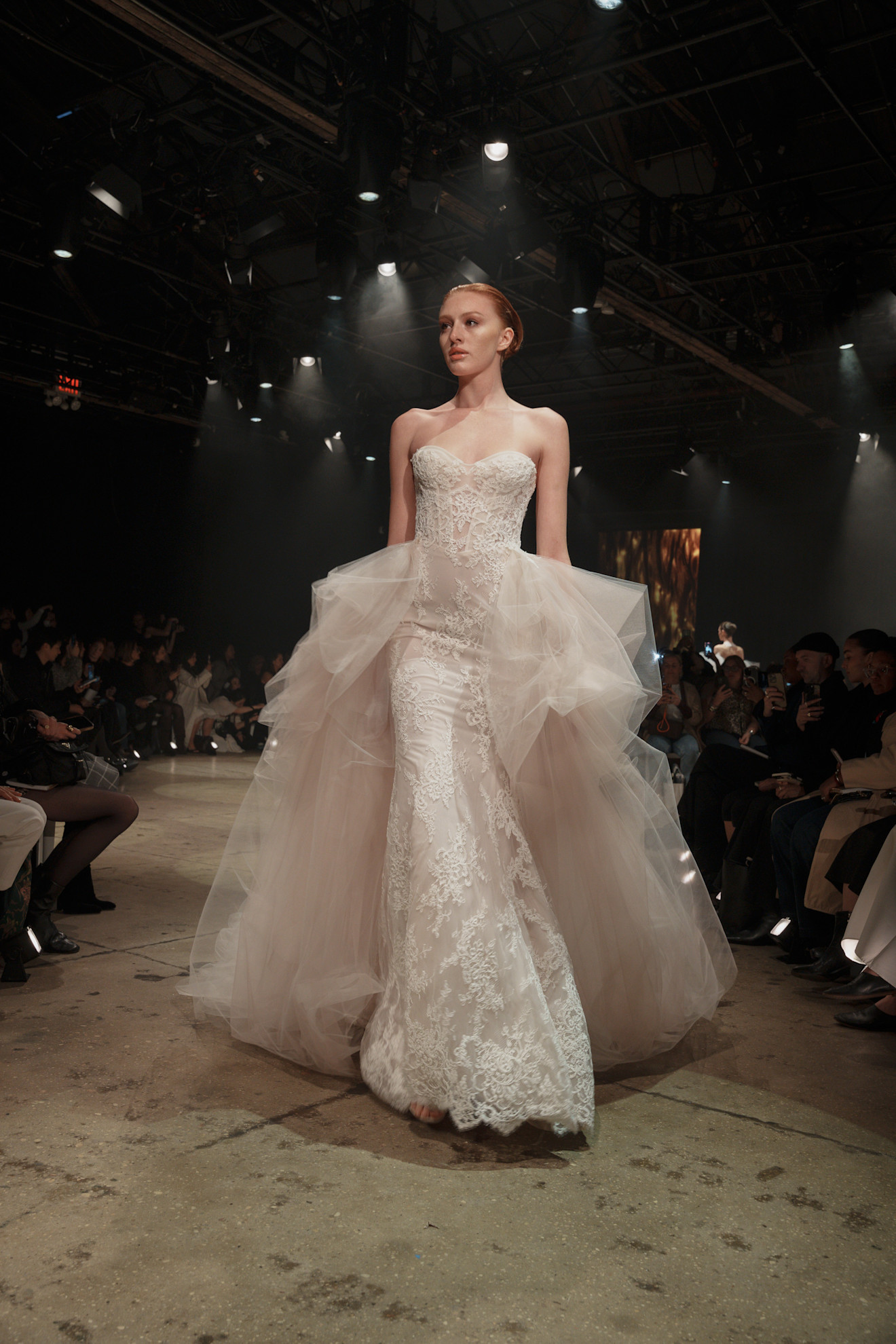 من عروض إناس دي سانتو ضمن أسبوع الموضة العرائسي