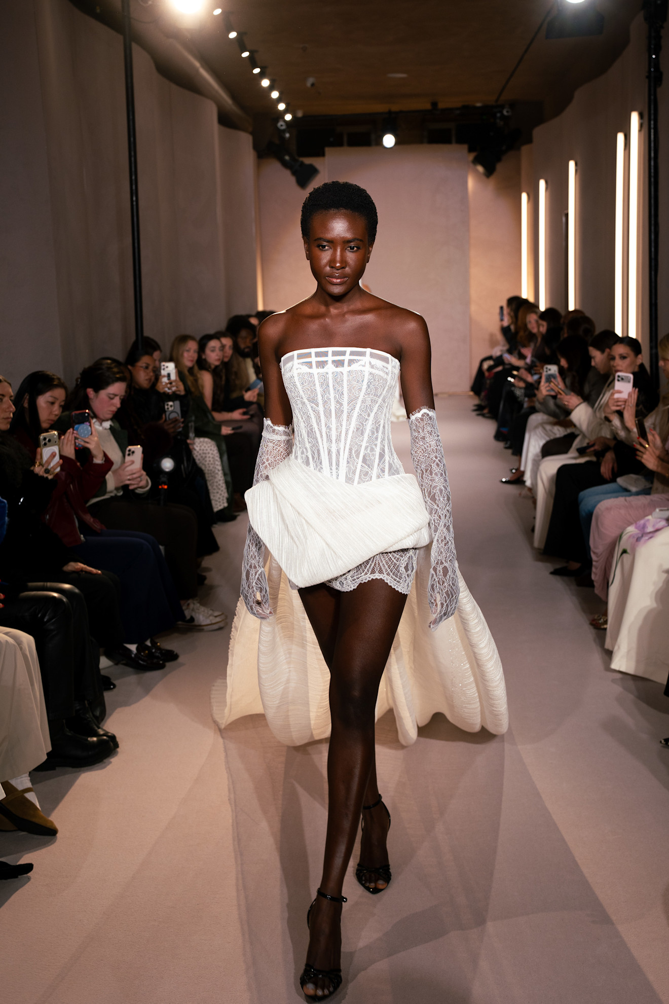 من عروض ميلا نوفا لربيع وصيف 2027