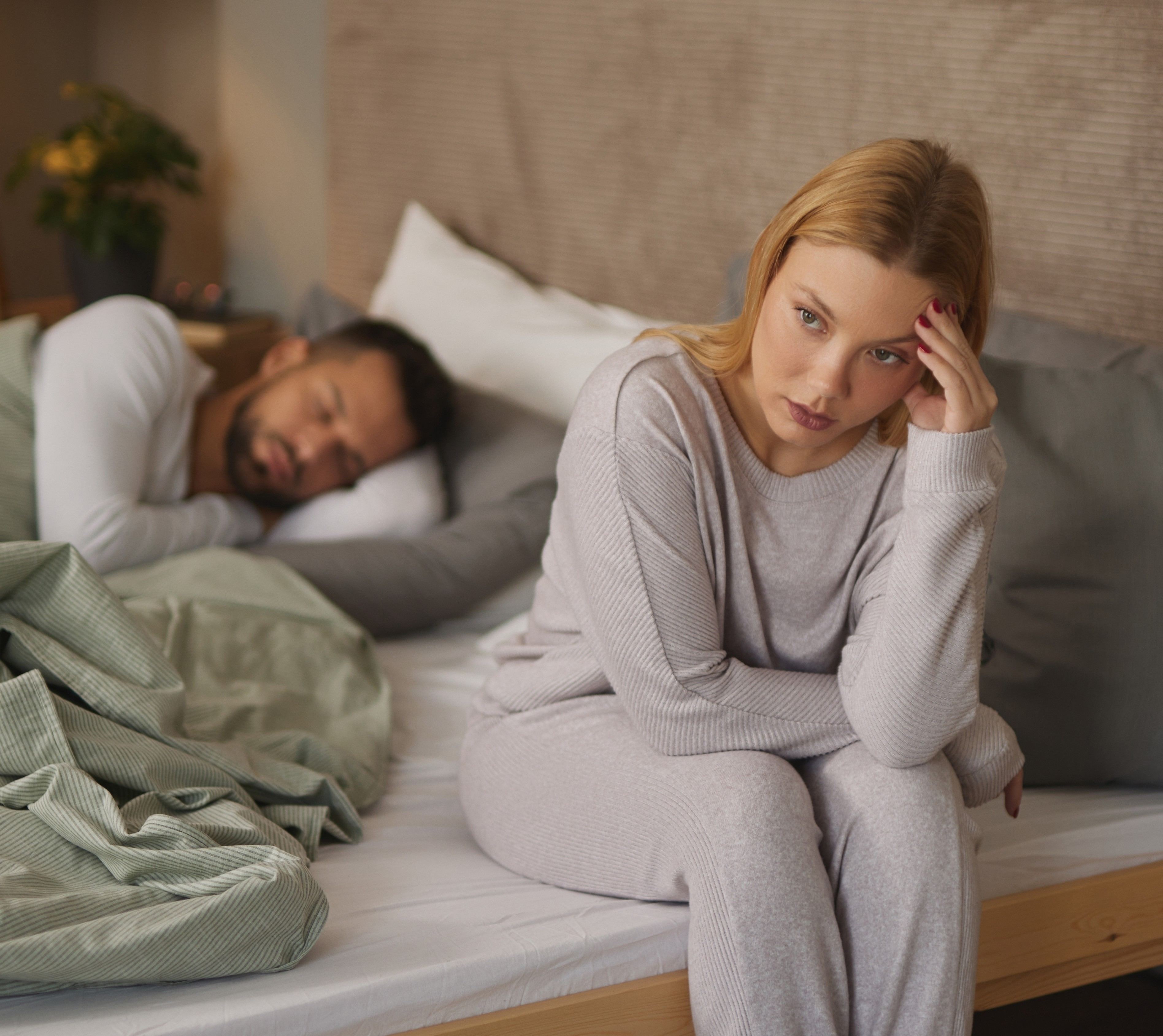 من علامات الوحدة داخل الزواج الحرمان العاطفي