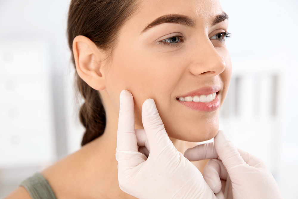 من عيوب حقن البوتوكس احتمال حدوث كدمات أو تورم